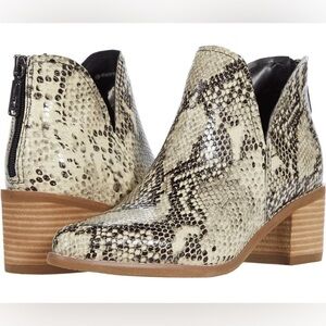 Blonde waterproof snake skin print leather‎ ankle boots size 9.5